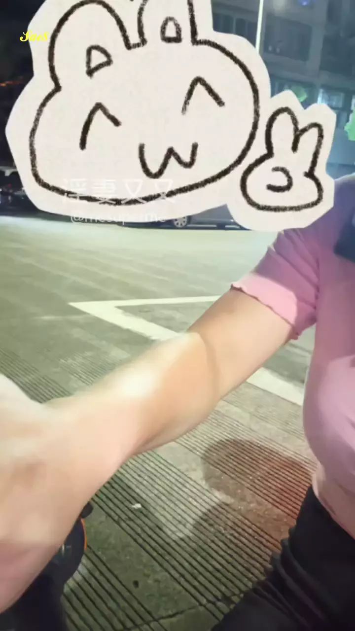 淫妻又又电动车接娃途中露出